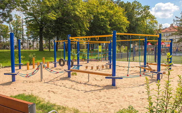 Mini park linowy – instalacja linowa w parku dla dzieci